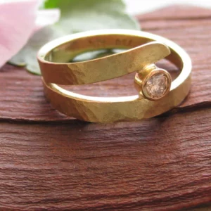 Ring Gold Diamant matt breit gehämmert Gelbgold Brilliant